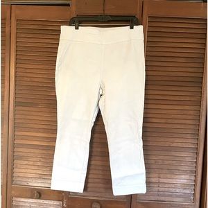 White pull on Capri pants. Stretchy!